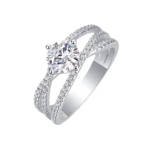Anello da donna incrociato in argento 925 con moissanite, gioiello di lusso luminoso ed elegante.