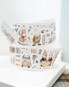 Detailansicht des niedlichen Hasen-Themas PET-Washi-Tape-Rolle, ideal für Tagebuch-Dekoration.