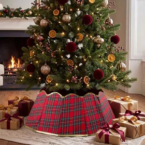 Jupe de sapin de Noël rouge à carreaux écossais avec bordure dorée pour décoration.