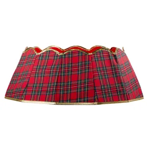 Collier de sapin de Noël à carreaux rouges festonné de bordure dorée pour décoration.