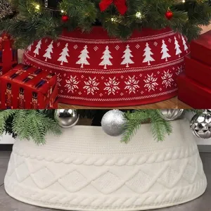 Jupe de pied de sapin de Noel en maille pour decoration festive de base d'arbre.
