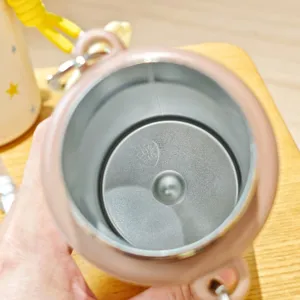 Détail de l'intérieur de la tasse thermos en acier inoxydable, paroi et fond 316 lisses.