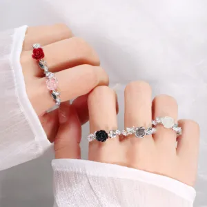 Eleganti anelli di cristallo floreale placcati in argento con rose colorate e zirconi.