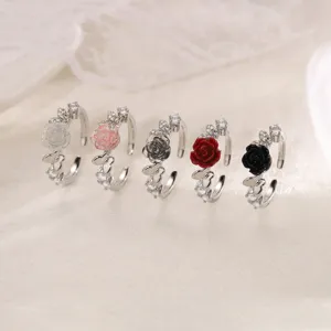 Anello aperto regolabile rosa farfalla con zirconi lucidi, gioiello floreale colorato elegante.