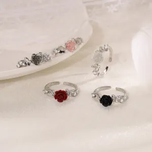 Eleganti anelli aperti con rosa e farfalla con zirconi scintillanti e motivi floreali colorati.