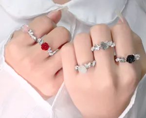 Eleganti anelli rosa e farfalla con cristalli di zircone brillanti in vari colori.