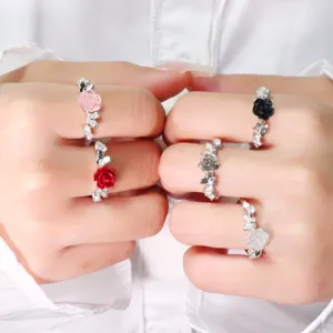 Anelli in zircone con farfalla rosa multicolore e cristalli brillanti per stile elegante.