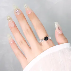 Squisito anello con fiore di rosa nera e zirconi scintillanti, elegante gioiello da dito retrò.