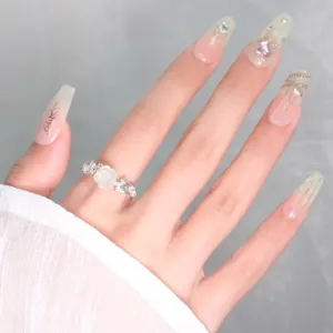 Anello in argento elegante con delicato design di rosa bianca e zirconi scintillanti.