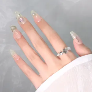 Primo piano dettagliato dell'anello vintage in argento con rosa, cristalli e nail art.