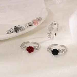 Anelli aperti retro con rosa e farfalla, pietre zircone brillanti e design floreale colorato.