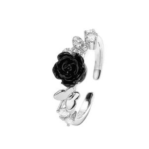 Anello aperto in argento con rosa nera, farfalle scintillanti e zircone cubico elegante.