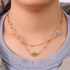 Nahaufnahme der zweilagigen Edelstahl-Halskette mit 18k vergoldeten Türkis-Augen-Anhänger.