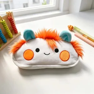 Joli trousse en peluche avec design de cheveux ébouriffés, détails de papeterie mignonne.