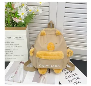 Niedlicher Cartoon Capybara Plüsch Rucksack Detail, japanischer Stil Freizeit Schultasche.