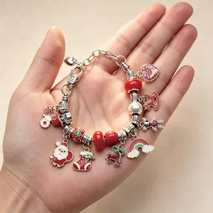 Nahaufnahme des weihnachtlichen DIY-Charm-Armbands mit niedlichen Feiertagsanhängern.
