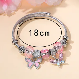 Roestvrijstalen uitrekbare draad bedelarmband met roze kristal kralen en vlinderhangers.