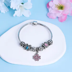Silbernes Bettelarmband mit Kristallperlen und Kleeblatt Anhänger minimalistischer Schmuck