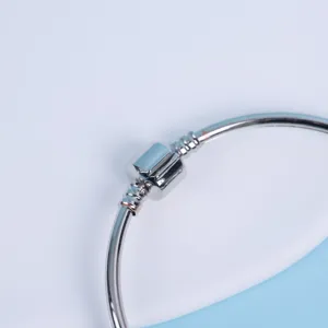 Silberne plattierte minimalistische Metall Armreif Armband Nahaufnahme Detailansicht Damen