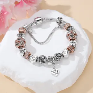 Bracelet à charms en argent et or rose avec cristaux scintillants et pendentifs d'amour.