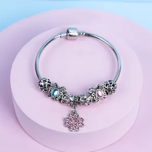 Silberner Bettelarmband mit bunten Strasssteinen und Kleeblatt Anhänger Detailansicht.