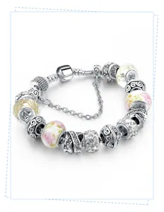 Silbernes Bettelarmband mit europäischen Glasperlen und glänzenden Strasssteinen Damen.