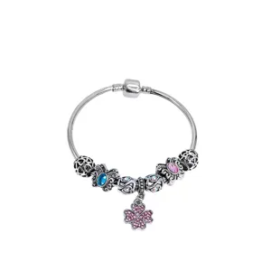 Silberne Bettelarmband mit bunten Kristallperlen und Kleeblatt Anhänger Hauptbild Ansicht.