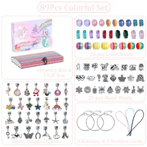 Kinder DIY Perlen Armband Set mit bunten Charms, Metallperlen und einer schicken Geschenkbox.