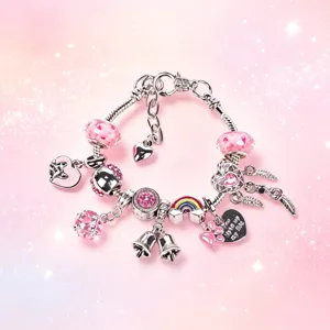 Squisito bracciale con ciondoli DIY con perline rosa scintillanti e graziosi pendenti.