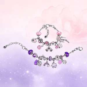 Dettaglio braccialetto charm DIY squisito con perline rosa e viola, dolce regalo perfetto.