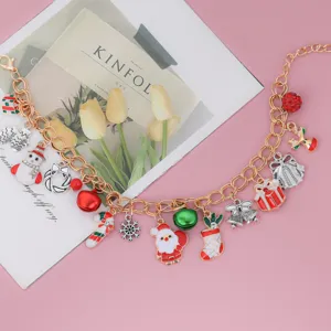 Bracelet de noël charmant avec des pendentifs de père noël et flocons de neige.