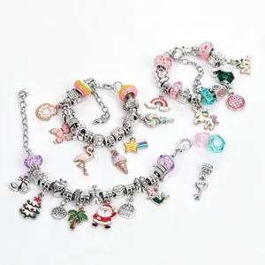Kinder DIY Charm Armband Set mit bunten Perlen und süßen Anhängern für Mädchen Geburtstagsgeschenk.