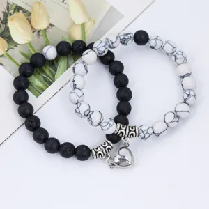 Detailansicht der Partner Magnet Herz Naturstein Perlenarmbänder in Schwarz und Weiß.