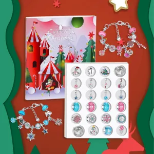 Weihnachts DIY Charm Armband Set mit Geschenkschachtel, Schneeflocken und Perlen für Geschenke.