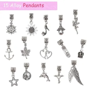 Set de 15 dijes de aleacion, vista detallada de colgantes plateados para joyeria artesanal.