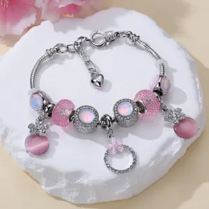 Bracciale con ciondoli in pietra occhio di gatto rosa con perline brillanti dettaglio.