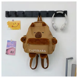 Niedlicher Kapibara Plüsch Rucksack für Mädchen, braune Freizeittasche mit tierischen Pfoten.