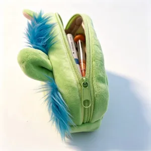 Joli trousse en peluche verte avec des cheveux bleus duveteux, grande capacité sac de papeterie.