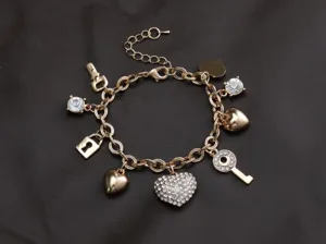 Bracciale con ciondoli dorati cuore lucchetto chiave, gioiello alla moda per donna elegante.