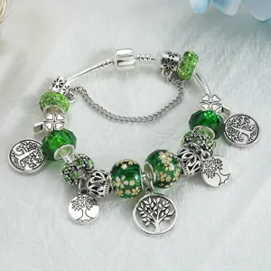 Braccialetto con charm in cristallo verde e ciondoli albero della vita, stile moda.