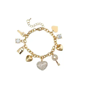 Bracciale con ciondoli a cuore dorato con lucchetto e chiave, vista dettaglio.