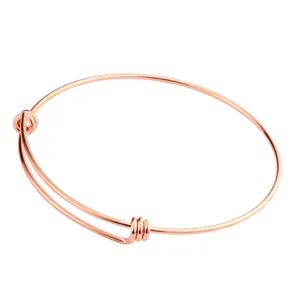 Dettaglio bracciale rigido in filo di acciaio inossidabile regolabile, metallo oro rosa.