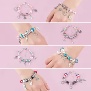 Details des DIY-Charm-Armband-Sets mit bunten Regenbogenperlen, Metallanhängern und Handarbeit.