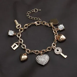 Bracciale con ciondoli in lega dorata con pendenti a cuore e chiave per gioielli fai da te.