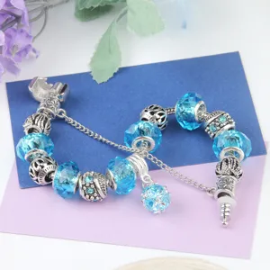 Zilveren DIY bedelarmband met prachtige blauwe kristalen kralen en open zilveren afstandhouders.