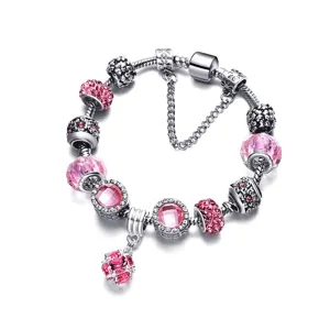 Silbernes Bettelarmband mit glänzenden rosa Kristallen und Perlen, eleganter DIY-Schmuck für Damen.