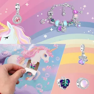 Détails bracelet charms DIY licorne, perles colorées et composants de boîte calendrier.