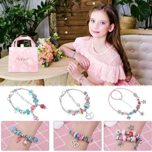 Dettagli e viste ravvicinate del polso per il set di bracciali DIY con perle e scatola.
