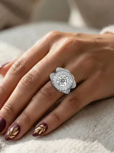 Eleganter Silberring mit funkelndem Solitärdiamant und detailreicher Pavé-Fassung.