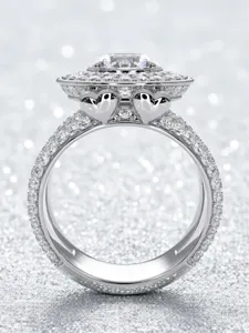 Nahaufnahme Detail des Luxus Doppel Halo Diamantrings mit funkelndem Herz Seitenakzent